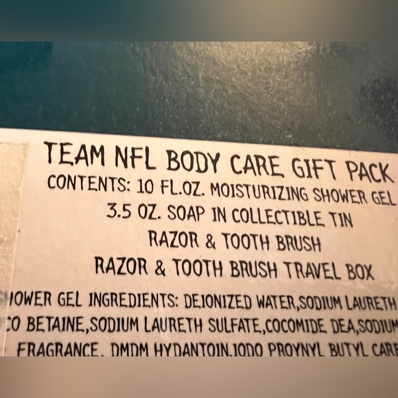 Vintage Miami Dolphin body care gift set Raxor, toothbrush & more - Picture 3 of 3